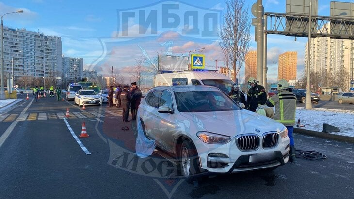 Автомобилист насмерть сбил женщину на переходе на юге Москвы. Об этом сообщает пресс-служба столичной Госавтоинспекции.  Инцидент произошел на Варшавском шоссе возле дома 170А. По данным ведомства, водитель BMW наехал на женщину, которая переходила дорогу по нерегулируемому пешеходному переходу. В результате она погибла на месте происшествия.  Сотрудники Госавтоинспекции и следователи занимаются выяснением всех обстоятельств ДТП.  #Новости