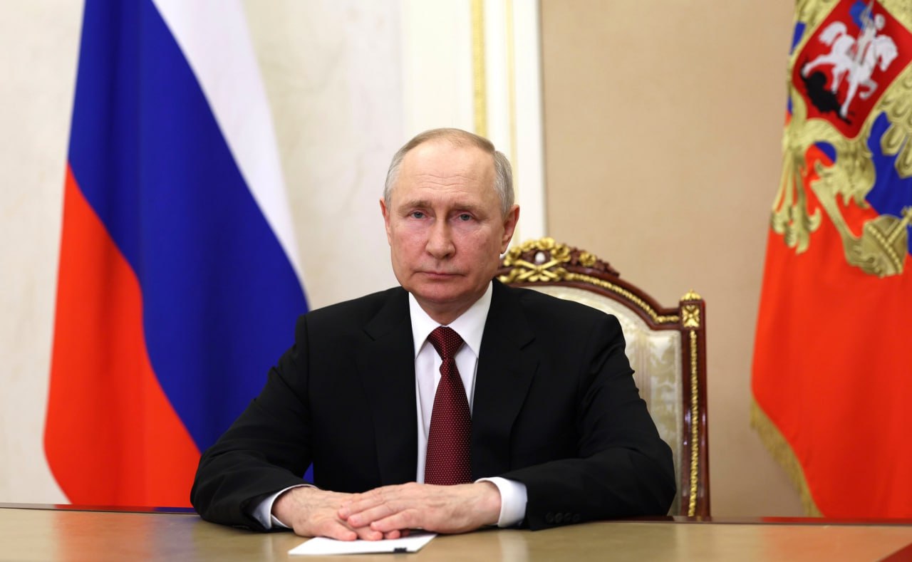 23 июля Владимир Путин по видеосвязи проведёт совещание с членами Правительства   Основная тема обсуждения – развитие программ «Земский учитель», «Земский доктор», «Земский фельдшер», «Земский работник культуры» и «Земский тренер».  Источник: Kremlin.ru