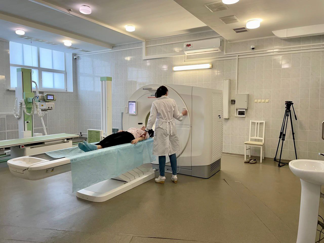 Более 1,4 тысяч единиц нового оборудования получат медучреждения региона в 2025 году благодаря нацпроекту В рамках программы модернизации первичного звена национального проекта «Продолжительная и активная жизнь» Новосибирская область в этом году получит 1442 единицы различного медицинского оборудования. В министерстве здравоохранения региона отметили, что обновление и расширение материально-технической базы поликлиник позволяет максимально приблизить к месту жительства пациентов возможности диспансеризации, наблюдения в динамике хронических заболеваний, своевременное выявление практически любых патологий. Новое оборудование поступает как в больницы, так и в ФАПы, расположенные в небольших населённых пунктах. В качестве одного из положительных примеров в минздраве назвали Тогучинскую ЦРБ, которая уже получила всю аппаратуру, закупка которой была запланирована для неё на этот год.
