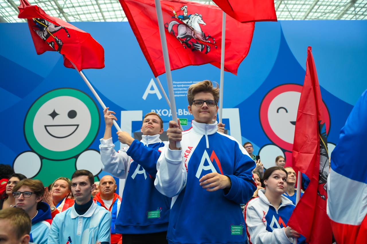 В Москве начался отборочный этап чемпионата профессионального мастерства «Абилимпикс-2025». В этом году более 1,6 тысячи участников с ограниченными возможностями здоровья подали заявки, чтобы продемонстрировать свои таланты. Соревнования проходят на 14 площадках города. Школьники, студенты и специалисты проверяют свои силы в 65 профессиональных направлениях: от промышленности и IT до медицины и сферы услуг. В этом году добавили новые компетенции, такие как «Специалист по типовым решениям 1С», «Блокчейн-технологии» и Astra Linux. Проверкой мастерства займутся свыше 300 экспертов и работодателей, которые могут предложить стажировки и рабочие места участникам. Пять лучших конкурсантов в каждой категории пройдут в финал, где поборются за возможность представить Москву на национальном уровне. Это шанс не только показать свои возможности, но и получить поддержку в карьере. Департамент добрых дел #ДобрыеВозможности