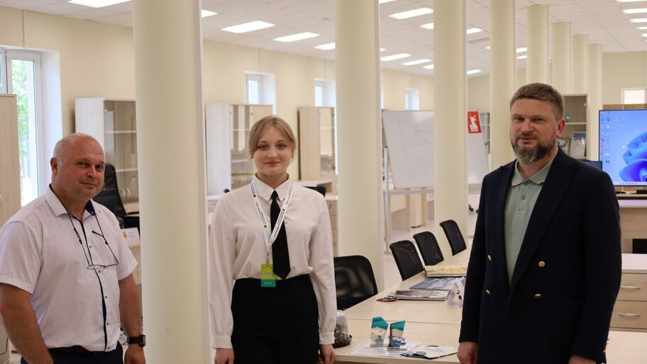 Две школьницы провели рабочий день с министрами Херсонской области    Две восьмиклассницы из Алешкинского округа, победительницы конкурса «День молодежного самоуправления», провели рабочий день с руководителями ведомств Херсонской области. Проект направлен на популяризацию государственной службы среди молодежи и укрепление авторитета власти.    София, ученица Виноградовской школы им. А. Н. Соценко, в своем эссе предложила изменения в сфере просвещения, поэтому ее направили в Министерство образования и науки. «Мы обсуждали финансирование ремонта учреждений. Этот опыт очень важен для тех, кто хочет занимать руководящие должности», — рассказала школьница.  Фото: Министерство курортов и туризма Херсонской области  #ХАНмолодежка      , VK и ОК и читайте новости на нашем сайте