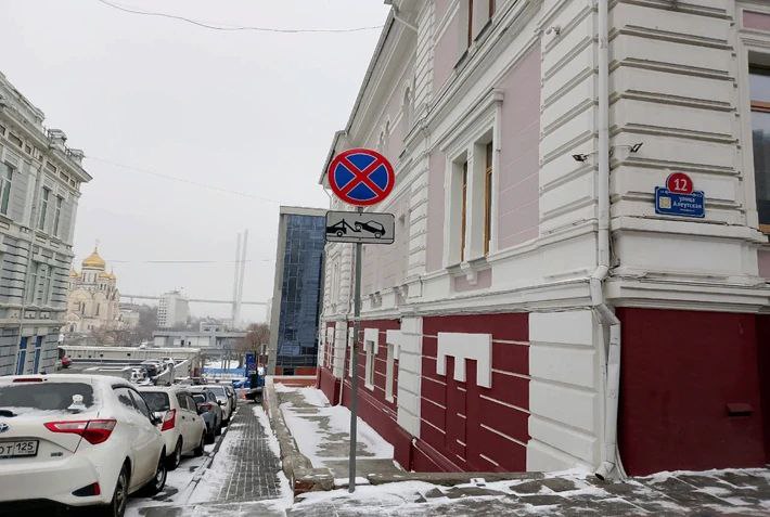 На улице Алеутской изменились правила остановки и стоянки транспорта вдоль дороги В районе домов 12 и 16 заменили знаки Стоянка запрещена на Остановка запрещена Вместе с новыми знаками установлены таблички Эвакуация Автомобилистам следует быть внимательными Этот участок уже включен в маршрут движения парконов которые в автоматическом режиме фиксируют нарушения правил дорожного движения Кроме того транспорт нарушителей может забрать и переместить на штрафстоянку муниципальная служба эвакуации БДД Читайте наши новости в МАХ