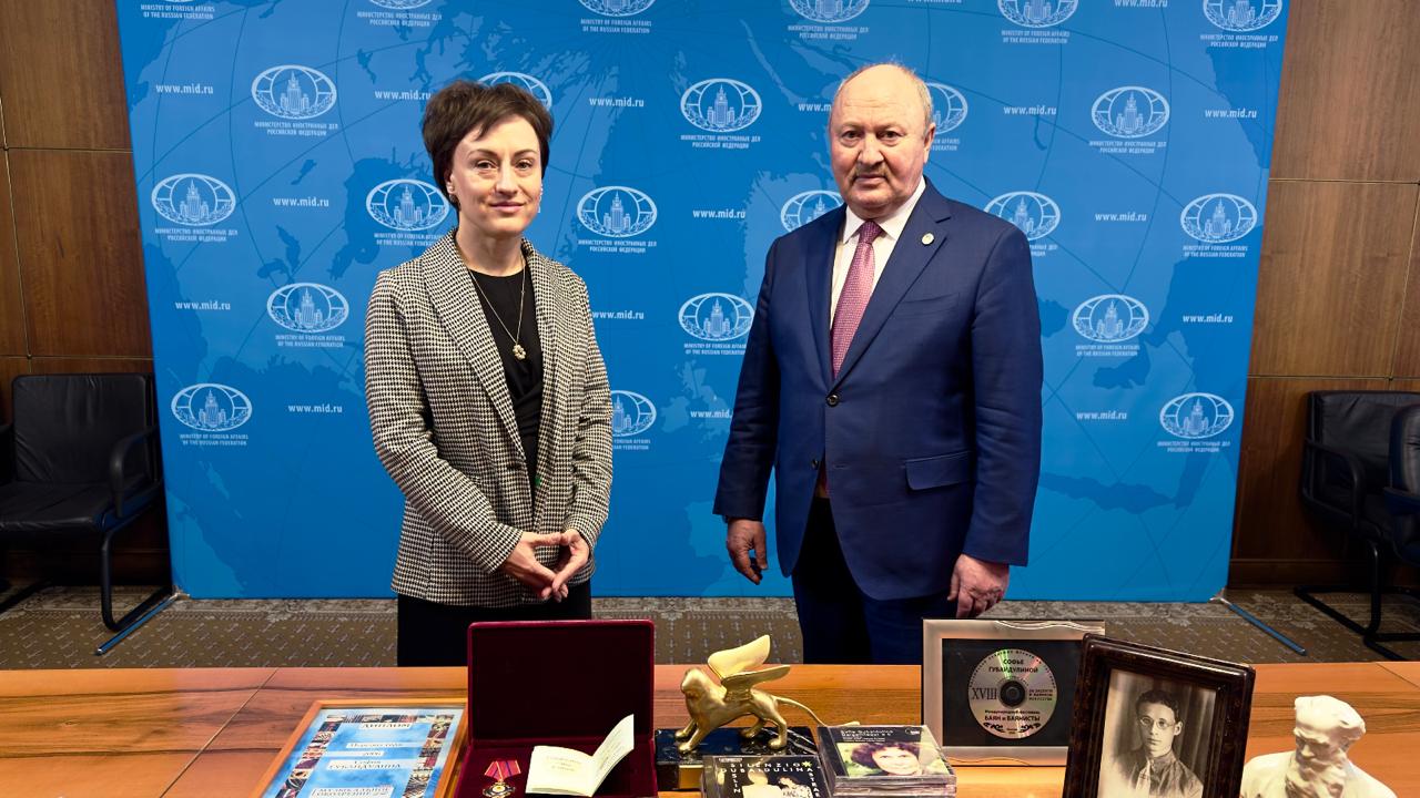 Из Германии в Татарстан передали личные вещи композитора Софии Губайдулиной В список врученных предметов вошли орден За вклад в культуру и искусство РФ татарские серебряные украшения несколько десятков компакт дисков с музыкой композитора одежда и другие личные вещи Также передали фотографию отца Асгата Губайдулина Вещи отправят в Казань в Центр современной музыки Софии Губайдулиной inde io news iz germanii v tatarstan peredali lichnye veshhi kompozitora sofii gubajdulinoj