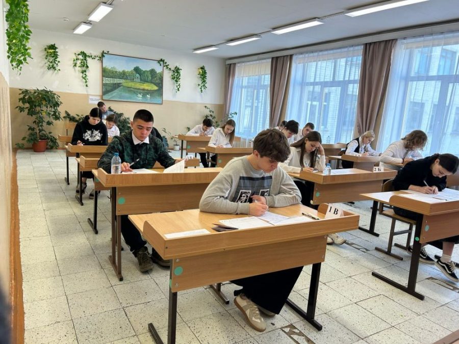 Орловские одиннадцатиклассники успешно справились с написанием итогового изложения и сочинения Одним из условий допуска одиннадцатиклассников к итоговой аттестации является положительный результат написания итогового сочинения изложения www infoorel ru news orlovskie odinnadcatiklassniki uspeshno spravilis s napisaniem itogovogo izlozheniya i sochineniya html