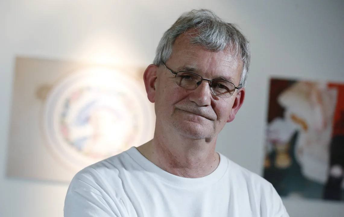 Британский фотограф Мартин Парр умер в возрасте 72 лет Об этом сообщили на сайте галереи документалиста Martin Parr Foundation Он умер у себя дома в Бристоле Мартин Парр прославился в 1980 х когда выпустил серию фотографий The Last Resort Последний Курорт Он посвятил ее увядающему морскому курорту Нью Брайтон в окрестностях Ливерпуля Господин Парр выпустил более 100 фотокниг Среди них Тесный мир Small World 1995 Здравый смысл Common Sense 1999 и Жизнь это пляж Life s a Beach 2012 Мартин Парр также снимал открытие первого McDonald s в Москве Suzanne Plunkett File Photo Reuters Подписывайтесь на Ъ