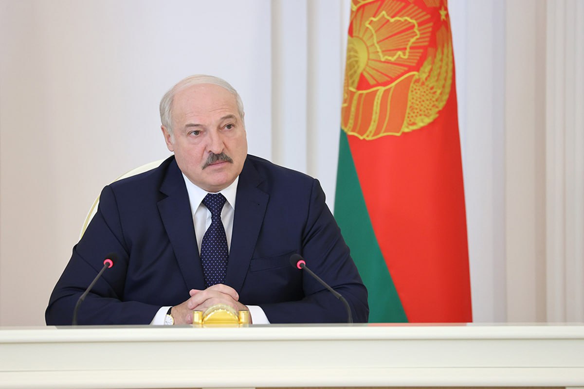 Корректировка налоговой системы Александр Лукашенко утвердил изменения в налоговом законодательстве которые вступят в силу в 2026 году Обновления направлены на повышение справедливости и не меняют нагрузку для большинства граждан и организаций Расширена прогрессивная шкала подоходного налога при этом базовая ставка 13 сохраняется для подавляющего числа работающих а повышенные ставки применяются лишь к высоким доходам Корректировки затрагивают налог на недвижимость и премиальные мотоциклы отменяются неэффективные льготы для организаций снижается НДС на социально значимые товары Индексация акцизов проводится с учетом уровня инфляции Разговоры на кухне