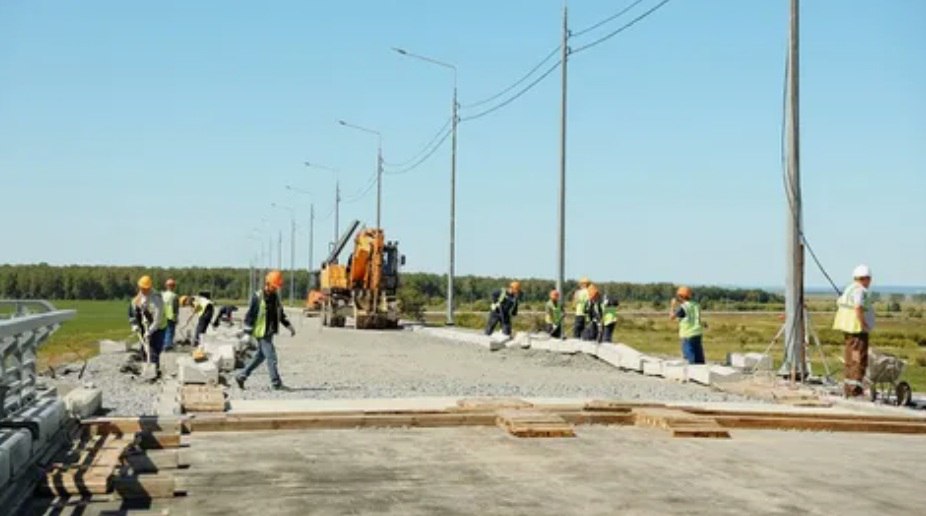 Строительство путепровода в посёлке Серышево Амурской области завершится в октябре 2025 года Губернатор Амурской области Василий Орлов проинспектировал ход работ по строительству путепровода через Транссибирскую магистраль Протяжённость объекта с подъездными путями составляет 3 км высота насыпи до 13 м Путепровод устранит ежедневные многочасовые задержки на переезде из за 40 50 проходящих поездов И обеспечит бесперебойную работу экстренных служб больница МЧС и полиция расположены по разные стороны магистрали Путепровод который улучшит логистику по трассе Белогорск Серышево Введеново строится в рамках нацпроекта Инфраструктура для жизни с 2023 года До 2030 года в области планируется возвести 7 путепроводов через Транссиб Приамурье