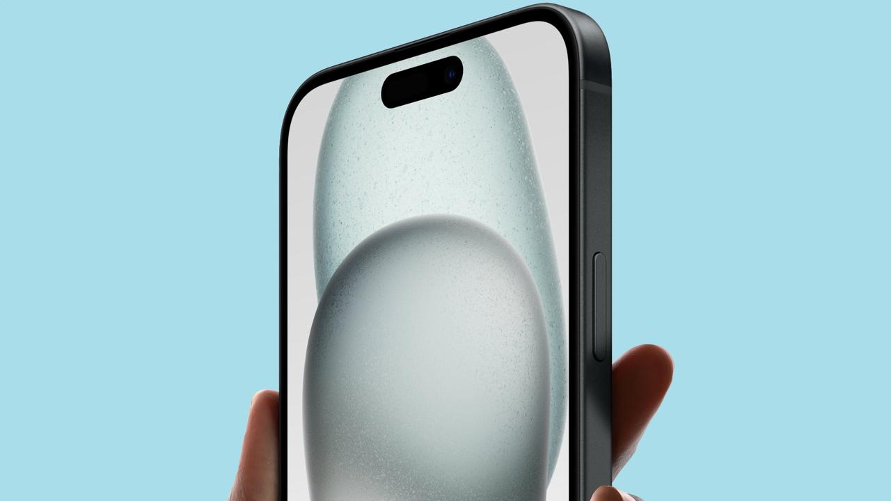 Не покупайте iPhone 16e сейчас Появилась веская причина дождаться iPhone 17e В этом году компания Apple окончательно похоронила линейку iPhone SE а вместе с ней старый дизайн со сканером Touch ID под экраном На смену пришёл доступный iPhone 16e но и в нём нашлась парочка недостатков К счастью в следующем году бюджетный смартфон лишится одного минуса По данным инсайдера Digital Chat Station iPhone 17e получит дисплей от iPhone 15 с вырезом Dynamic Island вместо устаревшей чёлки Разумеется со всеми вытекающими из такого решения фичами включая отображения текущих действий уведомлений и активности фоновых приложений Источник добавил что несмотря на наличие динамического острова iPhone 17e сохранит OLED дисплей с частотой обновления 60 Гц Увы 120 Гц в самом доступном смартфоне Apple придётся ждать ещё несколько лет Помимо этого девайс может получить более мощный чип A19 магниты MagSafe в корпусе и селфи камеру с Center Stage Релиз iPhone 17e ожидается в промежутке с февраля по апрель 2026 года iguides