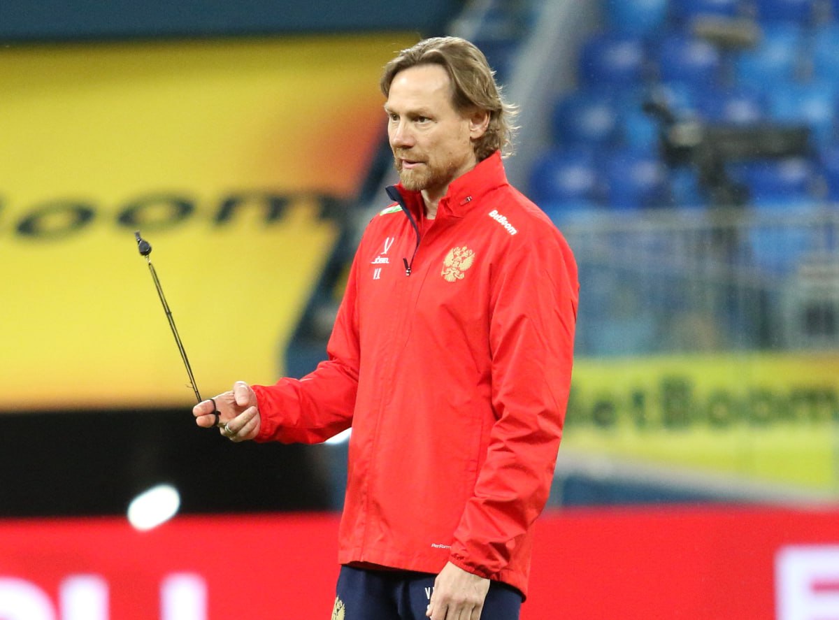 Сборная России вышла вперед в матче с Перу благодаря ошибке вратаря Капитан сборной России Александр Головин открыл счет в товарищеском матче с командой Перу который проходит в Санкт Петербурге На 18 й минуте вратарь гостей Педро Гальесе ошибся обрабатывая мяч Алексей Миранчук перехватил мяч и отдал пас Головину который сразу забил Единственную желтую карточку в первом тайме получил Наиль Умяров на 26 й минуте После первого тайма счет 1 0 Global Look Press Подписаться на РБК Спорт