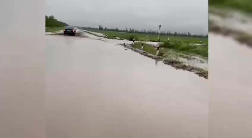Подтопление автодороги в Туркменском округе из-за сильного дождя