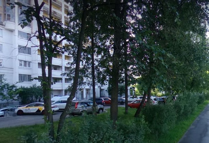 Дворник устал подметать дворы на Рублевке и вот в этом скверике напал на 32-летнюю женщину. Повалил, ощупал и уже собирался доставать из штанин.... Но отважная дама не растерялась - укусила подонка за палец. Дикий рык услышали прохожие, дворник испугался и убежал. Сейчас 34-летний мигрант из Узбекистана задержан, следователи СК ходатайствуют о его аресте.