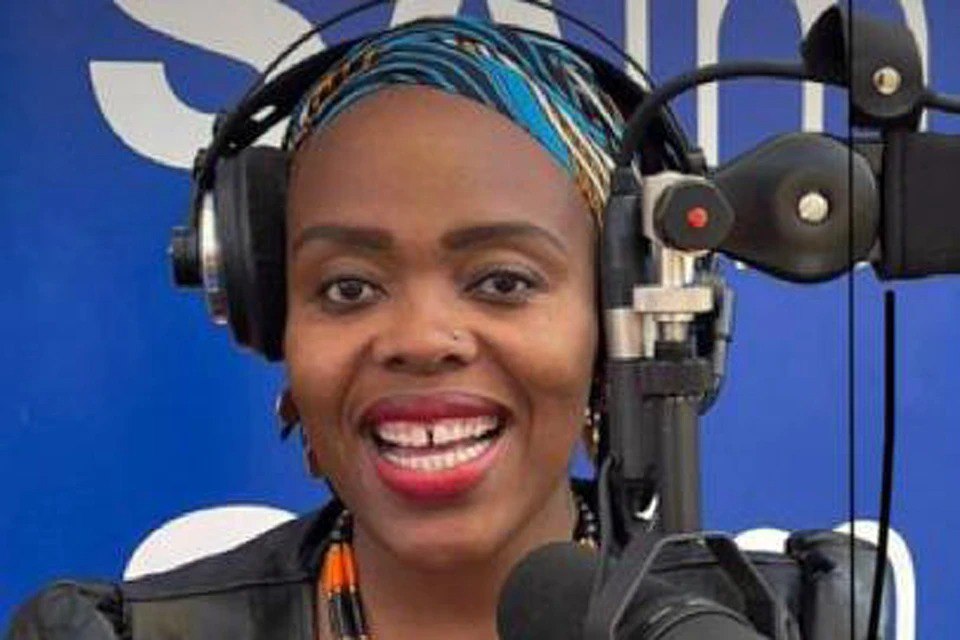 В аэропорту столицы ЮАР при прилёте из России полиция задержала принцессу одного из Африканских племён известную журналистку и члена Ассоциации журналистов БРИКС Нонкулулеко Патрисию Мантулу Причиной теплого приема вероятно стали её частые визиты в Россию и антизападная активность Ассоциация журналистов БРИКС расценила её арест как грубейшее нарушение свободы слова и международных норм Коллеги настрочили гневную претензию и направили обращение в ООН Произошедший инцидент в аэропорту Йоханнесбурга многие уже назвали новым западным апартеидом и предположили что за ним стоят западные спецслужбы Станет ли принцесса Нонкулулеко Мантулу новым Нельсоном Мандэлой покажет ближайшее время Подписаться на truekpru Читать нас в MAX