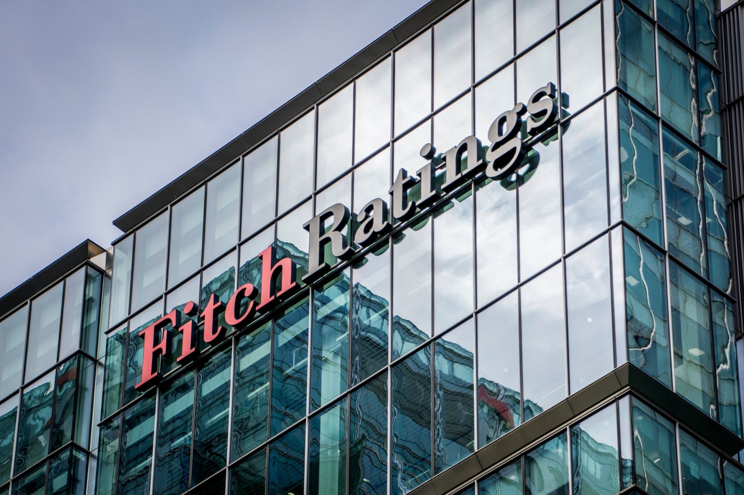 Международное рейтинговое агентство Fitch Ratings повысило кредитный рейтинг Турции с «B+» до «BB-», изменив при этом прогноз с «позитивного» на «стабильный».