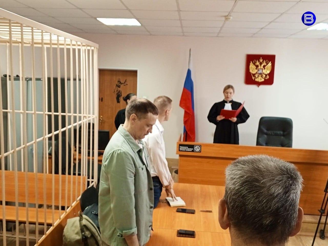Приговор министру В Новосибирске приговорили министра энергетики и ЖКХ Дениса Архипова. Его обвиняли в превышении и злоупотреблении должностными полномочиями. В 2018 году областное министерство ЖКХ и энергетики и регоператор по работе с мусором «Экология-Новосибирск» заключили договор на 10 лет. Уже в 2022 году компания не исполнила обязательства и возникли основания вернуть в бюджет залог в 220 миллионов рублей. Но министр отозвал возврат денег. Позже на него завели второе дело – о незаконном выделении из бюджета 10 миллионов рублей фирме, которая проиграла конкурс на присвоение статуса регоператора. Утром 2 июня министр услышал приговор: лишение свободы на 1,5 года. В него зачли нахождение министра в СИЗО и под домашним арестом. Поэтому его освободили. Также суд удовлетворил иск о возмещении Архиповым 220 миллионов рублей в бюджет. Из-за этого сохранили арест на имущество министра и членов его семьи: земля и дом на Алтае, квартира в Новосибирске, дача, машина и 112 тысяч рублей. Вести Новосибирск