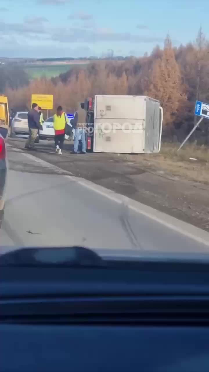 Перевернулся грузовик на Новомосковском шоссе в Тульской области