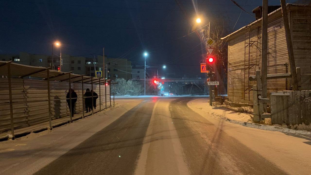 Совершил наезд на пешехода и скрылся. В Якутске разыскивают водителя, покинувшего место ДТП  15 ноября в больницу обратилась девушка 2006 г.р. с травмами полученными в результате ДТП. Об этом сообщили в Госавтоинспекции МУ МВД России "Якутское".  "15 ноября около 20:20 неустановленный водитель, управляя неустановленным автомобилем, при проезде перекрестка ул. Халтурина - Кальвица совершил наезд на пешехода 2006 г.р., которая переходила проезжую часть. Водитель, совершивший наезд, скрылся с места ДТП, участником которого он является.  В медучреждении девушке диагностировали ушибы и назначили амбулаторное лечение", - установили инспекторы.  Госавтоинспекция просит всех, кто располагает какой-либо информацией по данному факту ДТП, обращаться по телефонам: +7  411  247-35-69, +7 411  235-22-22. Оставление места ДТП грозит водителю привлечением к административной ответственности по ч. 2 ст. 12.27 КоАП РФ.