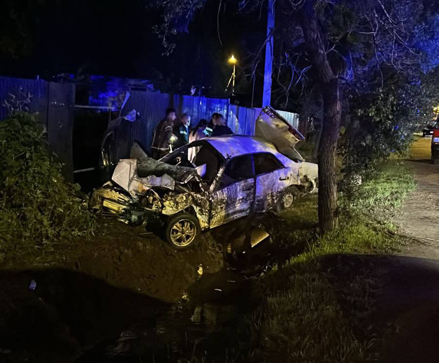 В Уссурийске суд вынес обвинительный приговор виновнице смертельного ДТП Уссурийский районный суд вынес приговор 19 летней местной жительнице обвиняемой в совершении дорожно транспортного происшествия повлекшего по неосторожности смерть человека и причинение тяжкого вреда здоровью двум участникам автоаварии Следствием установлено что в августе 2024 года в районе дома 13 на улице Раковской обвиняемая не имея водительского удостоверения управляла автомашиной Тойота Марк 2 со скоростью не обеспечивающей постоянного контроля за движением транспортного средства и допустила занос автомобиля В результате машина съехала с проезжей части и врезалась в препятствие забор В результате автоаварии водитель и четыре девушки пассажиры в возрасте от 16 до 18 лет были госпитализированы с тяжелыми травмами Одна из девушек в возрасте 19 лет погибла Согласно заключению судебно медицинской экспертизы полученные травмы полученные пострадавшими в ДТП квалифицируются как тяжкий вред здоровью Собственником транспортного средства является 18 летняя пострадавшая пассажирка По результатам медицинского освидете льствования у виновницы ДТП установлено наркотическое опьянение В анализах обнаружены опиаты и каннабиоиды По факту автоаварии следователем городской полиции было возбуждено уголовное дело по п в ч 4 ст 264 УК РФ Нарушение ПДД лицом управляющим автомобилем повлекшее по неосторожности смерть человека Уссурийский районный суд рассмотрев материалы уголовного дела признал подсудимую виновной в совершении преступления и по совокупности преступлений с учетом назначенного наказания по ранее вынесенному приговору суда назначил окончательное наказаниев виде лишения свободы на срок 8 лет 6 месяцев с отбыванием наказания в исправительной колонии общего режима с лишением права заниматься деятельностью связанной с управлением транспортными средствами на срок 3 года Приговор не вступил в законную силу t me prim police vk com public180487861 ok ru group 55028167540942 25 мвд рф