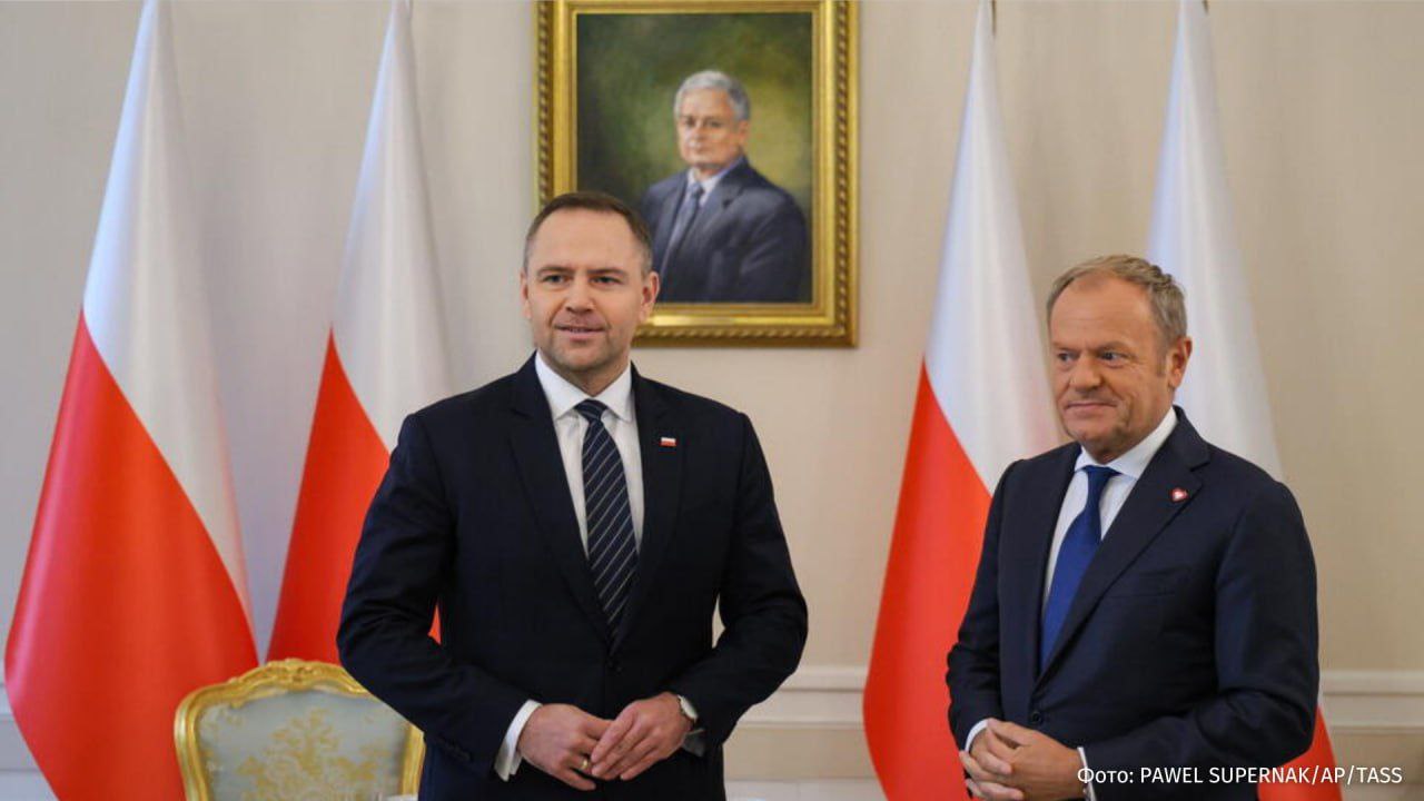 Разногласия между президентом Польши Каролем Навроцким и премьером страны Дональдом Туском могут негативно сказаться на дальнейшей польской помощи Украине Об этом сообщила газета Financial Times По данным издания несмотря на активное участие Туска во встречах с Владимиром Зеленским после переговоров в Белом доме 18 августа президент США Дональд Трамп предпочёл позвонить именно Навроцкому а не главе правительства Профессор Института политических исследований Польской академии наук Моника Сус отметила что в стране вместо разделения обязанностей наблюдается противостояние Можно было бы распределить сферы Туск работал бы с европейскими партнёрами Навроцкий с США Но сейчас мы видим борьбу за власть и недопонимание что вызывает серьёзные опасения за внешнюю политику Польши включая украинское направление заявила она