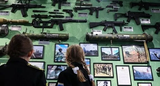 В школах и колледжах Москвы открыто 175 музеев посвященных СВО В них представлено больше 250 музейных объектов например артефактов с мест боевых действий личных вещей бойцов и инсталляций Это помогает юным москвичам лучше узнавать современную историю Родины и ее героев Такие патриотические мероприятия соответствуют целям и задачам нацпроекта Молодежь и дети Первый в России школьный музей посвященный СВО был создан в 2023 году в школе 1164 Экспозиция называется Донбасс Возвращение Позже музею присвоили имя Александра Чуфистова бывшего директора столичной школы 1794 который отправился на СВО добровольцем и погиб при выполнении боевой задачи Его посмертно наградили орденом Мужества медалями За храбрость и За воинскую доблесть
