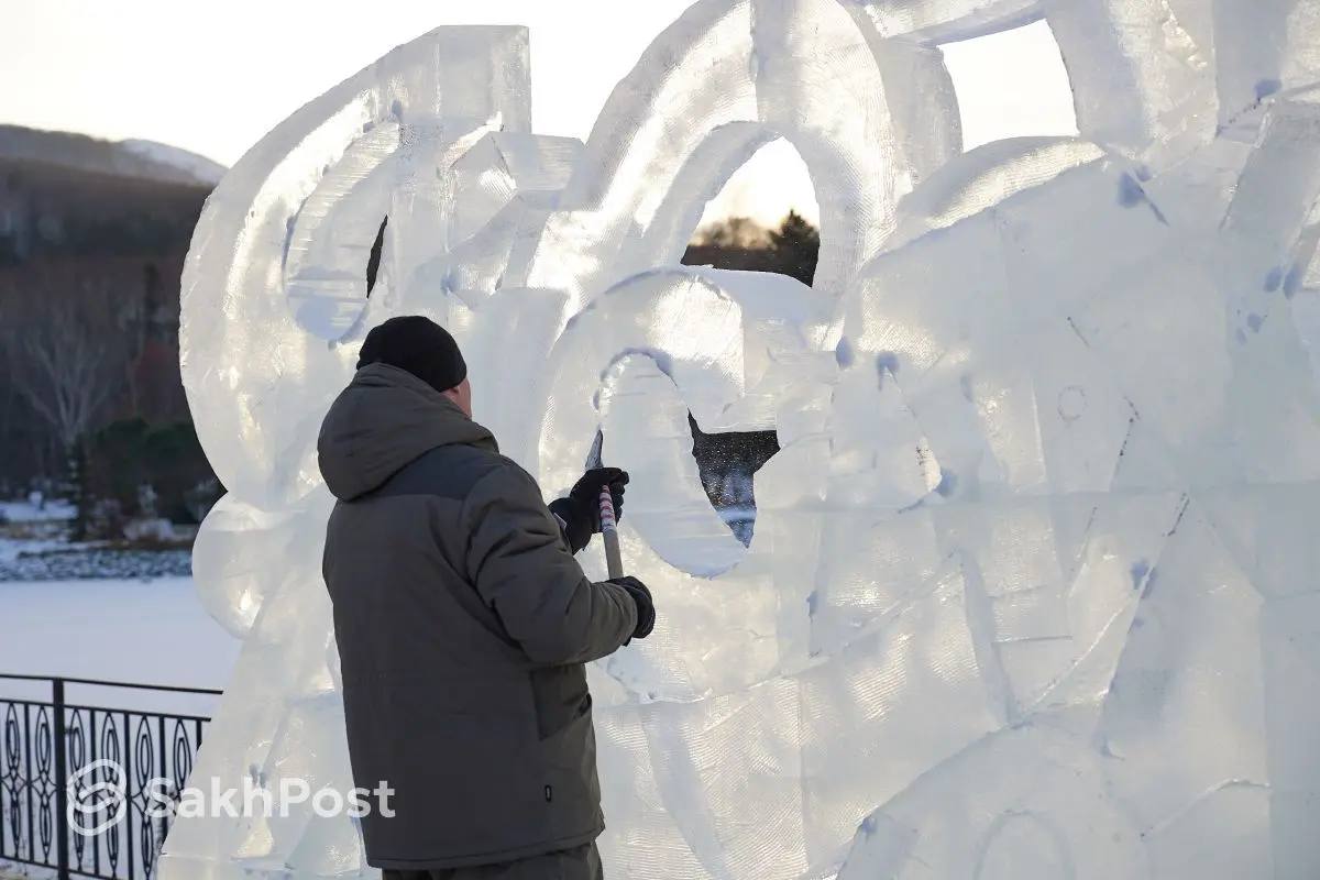 В городском парке Южно-Сахалинска начали возводить ледяные скульптуры  Лед для фигур заготавливался в Поронайском районе. Толщина каждого блока - не менее 40 сантиметров. Все ледовые фигуры будут оборудованы подсветкой. Также для создания снежных композиций работает снежная пушка.     Скачай приложение SakhPost