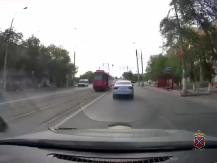 Школьник во Владивостоке едва не попал под колеса автомобиля