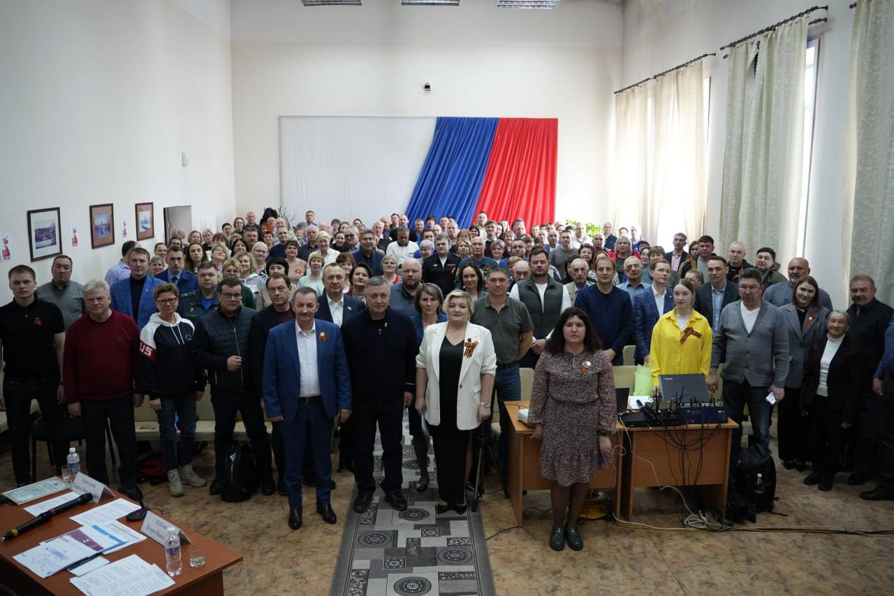 Социально-экономическое развитие Киренского района обсудил глава региона Игорь Кобзев с жителями муниципалитета Традиционно Игорь Кобзев вручил благодарности жителям района за активную гражданскую позицию, а также часы и благодарственные письма пятерым участникам СВО. Погибших бойцов спецоперации почтили минутой молчания. «Подвиги бойцов спецоперации никогда не забудут потомки, их доблесть и героизм являются ярким примером служения Родине и землякам. Также для меня важно поддерживать диалог с военнослужащими, их родными и близкими, поэтому они всегда являются неотъемлемой частью наших встреч с жителями района», – отметил Губернатор. ⏺Глава региона рассказал, что с 2020 года по Киренскому району было дано 68 поручений. 48 исполнены, еще 20 остаются на контроле. Жители задавали вопросы о социальных объектах, медицине, теплоснабжении, ликвидации последствий ветровала, одной из основных тем стали дороги. ⏺В этом году на содержание дорог межмуниципального значения Киренскому району из областного бюджета выделено 160,8 млн рублей. По новой программе «Районный каркас Иркутской области», которая начнет работать в этом году, - 37,8 млн рублей ежегодно. Её можно будет направить на ремонт дорог местного значения. ⏺По программе «Транспортный каркас Иркутской области», участником которой является город Киренск в этом году выделено 31,3 млн рублей, в 2026 – 29 млн рублей, в 2027-м – 40 млн рублей. На эти средства в городе отремонтируют участки улиц Ленрабочих, Декабристов, Колхозной, Ленина. Подробнее — на официальном портале Иркутской области.