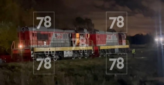 На станции Ораниенбаум 1 пытались поджечь тепловоз По данным местных источников возгорание ликвидировано машинистами локомотив получил незначительные повреждения а задержанный подозреваемый уже установлен правоохранительными органами Расследование проводится подробности о мотивах и составе преступников пока не раскрываются официально 78 Подпишись на СЗФОшную