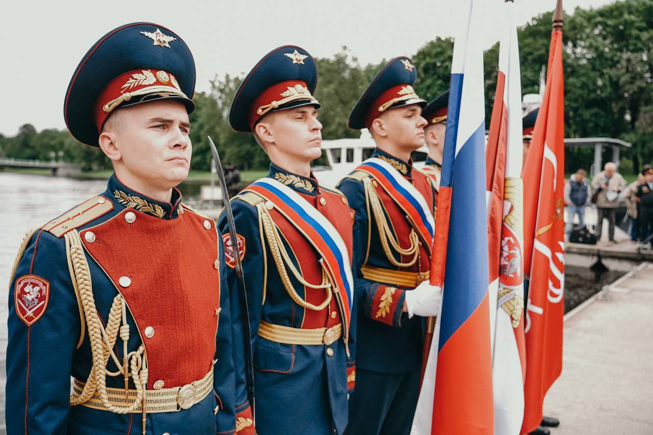  Сегодня ОМОН «Балтика» получил два новеньких скоростных катера - отличный подарок от Смольного, который бойцы испробовали немедленно. Всё понравилось, - говорят. Суда оснащены всем необходимым: современной навигационной системой, удобной обзорной площадкой, устройствами для проведения водолазных работы. А ещё катера очень быстрые и маневренные, так что любителям водного лихого хулиганства стоит задуматься. Сухими из воды в прямом смысле они теперь уж точно не выйдут. Очень вовремя, прям вот по сезону. Красивые штуки. Мы бы покатались. Александр Беглов