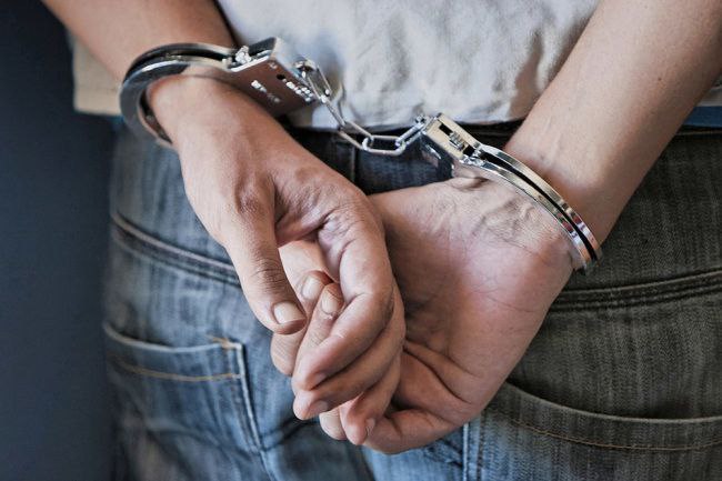 52-летний мужчина приговорен к 13 годам тюрьмы за убийство в Фалештах. Преступление произошло 2 февраля 2025 года — обвиняемый был пьян, избил жертву кулаками и ногами, а потом попытался скрыть следы, поджёг дом. Судмедэкспертиза показала тяжёлые травмы — переломы, кровоподтёки, полученные от ударов твёрдыми и острыми предметами. Вину мужчина не признал. Приговор можно обжаловать.