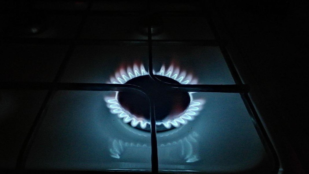 Под Самарой 4 летний ребенок отравился угарным газом В квартире многоэтажного дома расположенного в Центральном районе Тольятти произошло отравление угарным газом Пострадавшим оказался 4 летний ребенок Об этом сообщили в ГУ МЧС России по Самарской области После осмотра врачами ему было предписано лечение в домашних условиях Первоначальной версией случившегося является нарушение правил эксплуатации газового оборудования МЧС России обращается к гражданам с убедительной просьбой Тщательно гасите окурки используя для этого пепельницы Не оставляйте электроприборы подключенные к сети без присмотра Регулярно проверяйте состояние электропроводки и доверяйте ее ремонт только квалифицированным специалистам Установите в своем доме автономный датчик пожарной сигнализации Не пренебрегайте регулярным техническим обслуживанием газового оборудования В случае обнаружения запаха газа немедленно перекройте его подачу и вызовите аварийную службу Специалисты предупреждают угарный газ коварен он не имеет цвета и запаха поэтому его наличие в воздухе трудно определить без специальных приборов Первыми признаками отравления угарным газом являются головная боль тошнота головокружение и слабость При появлении этих симптомов необходимо немедленно покинуть помещение и обратиться за медицинской помощью ГТРК Самара MAX lВК lОК lСАЙТ