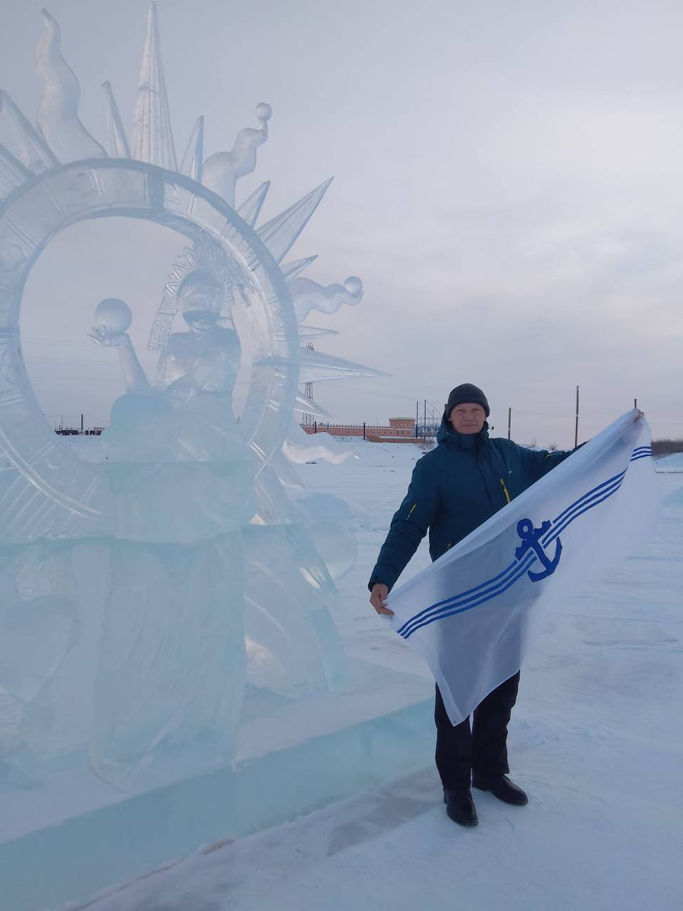 Скульптор из Находки взял спецприз «За мастерство резьбы» на международном конкурсе ледовых и снежных скульптур в Якутске  Конкурс «Бриллианты Якутии» состоялся в рамках фестиваля «Зима начинается с Якутии». В нем приняли участие команды из Китая, Монголии, Приморского и Хабаровского краев, а также скульпторы из Республики Саха  Якутия .   Сергей Козлов из Находки в паре с товарищем из Лесозаводска представляли Приморье. Они участвовали в трех номинациях конкурса.   В рамках блиц-турнир участники всего за один день должны были создать из блока 2 1,5 метра шедевр на тему «О Родине, о мужестве, о славе». В этой номинации приморские скульпторы взяли спецприз.     В основной номинации мастера три дня создавали работу на тему «Солнце — центр мироздания» из восьми блоков 1,5 2 метра.     В номинации «Снежная скульптура» организаторы дали участникам простор для фантазии. Приморцы в течение 2 дней создали масштабную фигуру на морскую тематику — отсылка к родному региону.  «В этом году нам повезло с погодой. В Якутске было всего 30° мороза — по местным меркам, жара. В прошлом году, например, было -45°С. Конечно, это непривычные и сложные условия приходилось мелкие работы, склейки делать голыми руками», — поделился впечатлениями Сергей.   Он добавил, что они с напарником впервые принимали участие в конкурсе в Якутске. Самое важное, что удалось привезти отсюда, — бесценный опыт и новые знакомства. Однако за плечами приморских мастеров уже есть успешный опыт выступлений и в российских, и в заграничных конкурсах и фестивалях ледовых скульптур. Впереди — конкурс в Харбине в январе. Заявка подана, ждут ответ от организаторов.