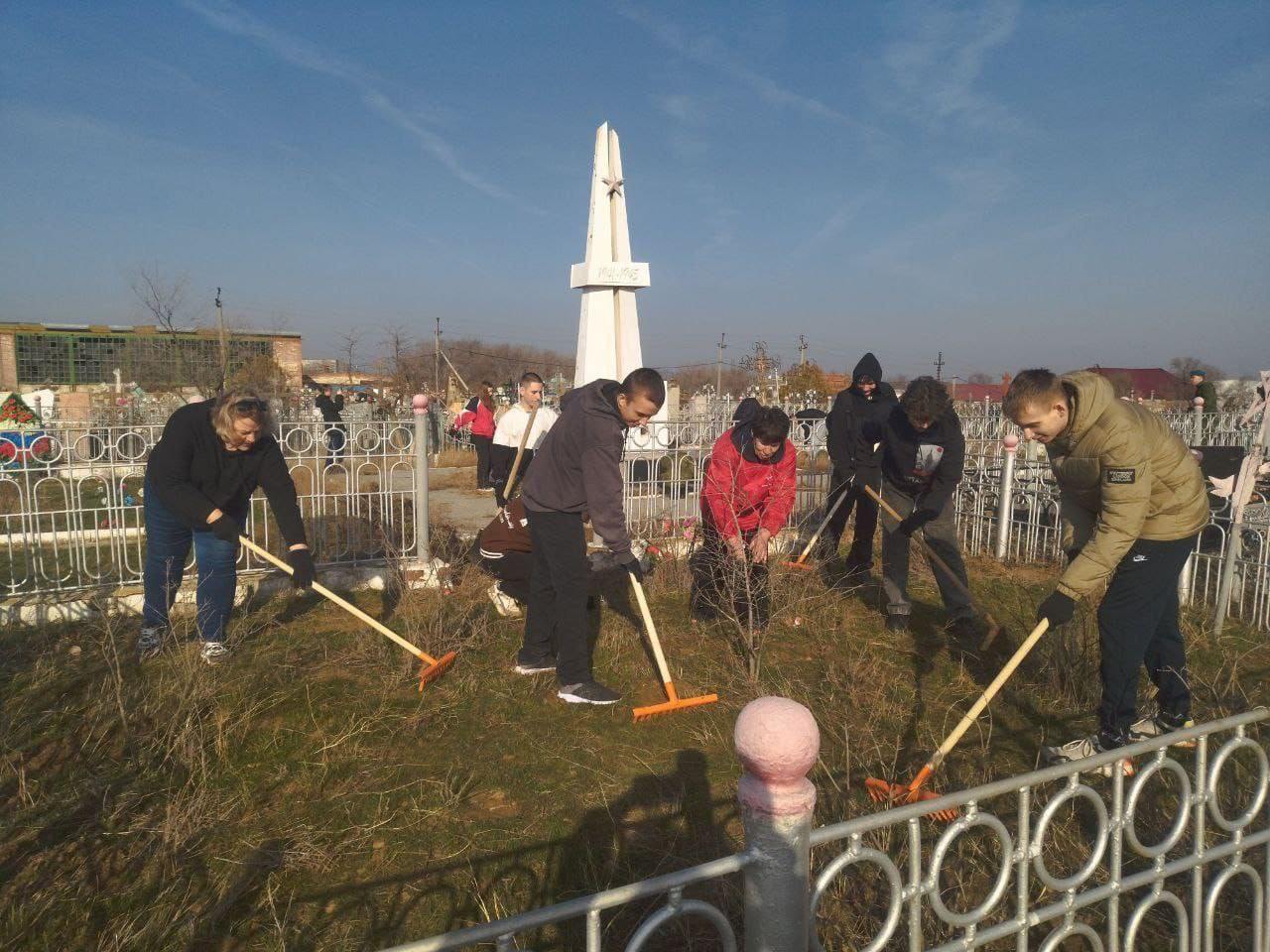 В Астрахани стартовала ежегодная акция «Очистим историческую память от мусора», которая традиционно проводится в преддверие Дня Победы в Великой Отечественной войне. Ее организатором выступают муниципальные власти.    Одни из первых мероприятий прошли на кладбищах, расположенных по улицам С.  Перовской и Керченская. Представители администрации города, активисты "Бессмертного полка России", поисковики, студенты колледжа АГУ, АГКПТ и политехнического колледжа - свыше 100 человек вышли на уборку могил участников Великой Отечественной войны. В результате привели в порядок  более 360 мест захоронений, включая бойцов тыла, Героев Советского Союза и Героев социалистического труда.  «Присоединиться к акции может каждый. Следующая уборка запланирована на 21 марта и пройдет на кладбищах по улицам С. Перовской, Рождественского и Керченской. Сбор намечен на 8:30», - рассказал начальник отдела по молодёжной политике городского управления по связям с общественностью Эльвин Гусейнов.