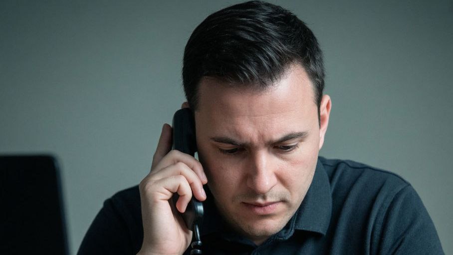 Мошенники вернулись с каникул на работу Сегодня уже от двух обнинцев пришли сообщения о новой схеме разводов По обычному телефону человеку звонит помощник арбитражного управляющего и сообщает о накопленных долгах по кредитам и микрозаймам Сумма называется серьезная от 300 тысяч и более и человек начинает паниковать недоумевая откуда взялись эти самые кредиты и микрозаймы На это и делают расчет мошенники которые начинают помогать жертве разобраться с долгами а на самом деле помогают избавиться от накоплений Совет в этом случае классический никогда не разговаривайте с незнакомцами А лучше вообще не берите трубку если вам звонят с незнакомого номера Не грузит телеграм Подписывайся на наш канал в MAX