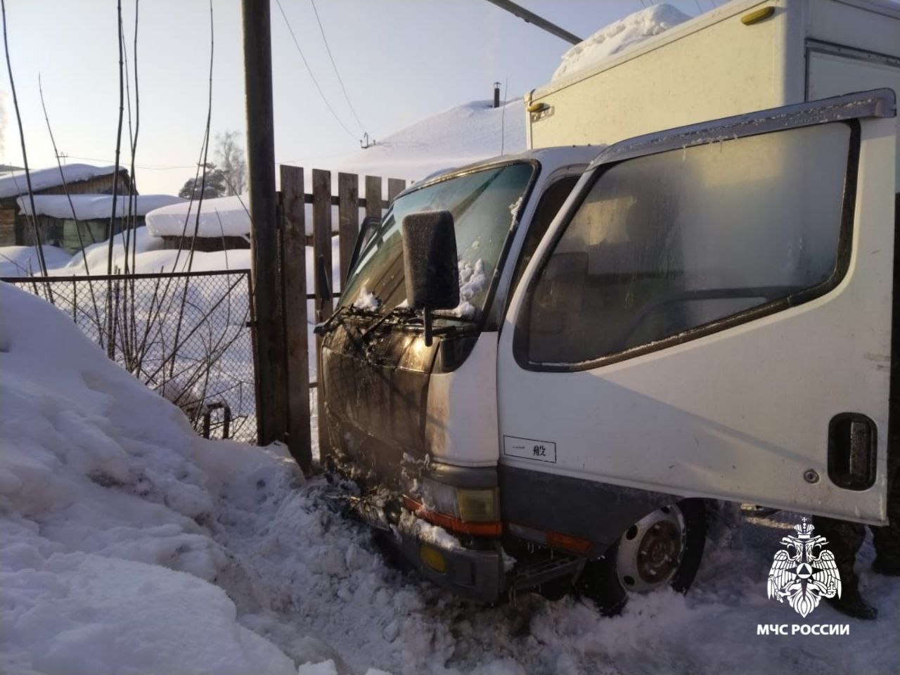 В селе Турочак на улице Рабочей загорелся автомобиль – грузовик Mitsubishi Canter.   Площадь пожара составила 2 квадратных метра. Никто не пострадал. На тушении пожара работали восемь человек, было задействовано две единицы техники, сообщает ГУ МЧС по Республике Алтай.