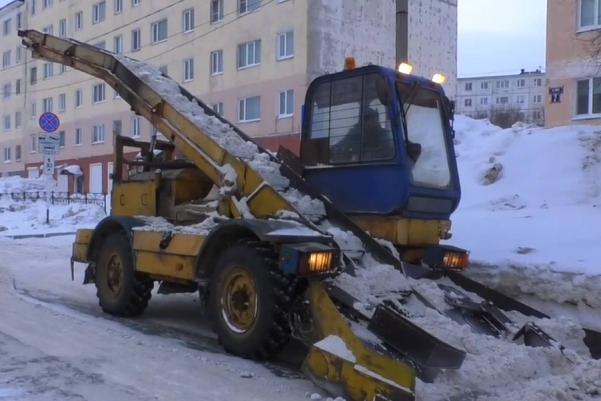 При поддержке депутата Единой России обеспечена безопасность школьных маршрутов По инициативе Павла Безменова от снега были очищены подъездные пути и территория перед входом в гимназию 13 Депутат Единой России оперативно отреагировал на обращение образовательного учреждения После продолжительных снегопадов проезды к школе и площадка перед входом стали серьёзным препятствием как для пешеходов так и для транспорта Павел Безменов привлёк к работе тяжёлую технику В короткие сроки территория вокруг образовательного учреждения была приведена в порядок что позволило восстановить безопасный доступ к школе Этой зимой Магадан буквально засыпало снегом Очевидно что силами муниципальных коммунальщиков расчистить город одномоментно не получится поэтому мы стараемся оперативно реагировать на обращения руководителей образовательных учреждений которые просят помочь с расчисткой территорий прилегающих к школам и детским садам отметил Павел Безменов Также в ближайшее время депутат обещал помочь школе 7 и детскому саду Золотая рыбка которые столкнулись с аналогичными проблемами ВК ДЗЕН ОК MAX