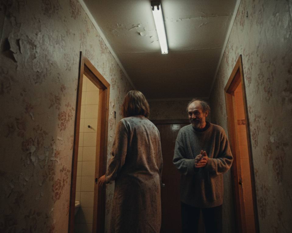 Снял в туалете и разослал знакомым бывшего заставили платить во Владивостоке Ленинский райсуд Владивостока рассмотрел иск жительницы края которая потребовала 500 тысяч рублей с бывшего мужа за скрытую съёмку в туалете и последующую рассылку видео знакомым через WhatsApp Мужчина ранее уже был осуждён мировым судьёй в Артёме по статье о нарушении неприкосновенности частной жизни тогда ему назначили 100 часов обязательных работ По материалам дела он установил камеру в туалете квартиры экс супруги снял интимный момент и передал запись в общий чат где её увидели многие знакомые женщины После вступления приговора в силу потерпевшая потребовала компенсацию морального вреда заявив что пережила сильное унижение из за распространения порочащего ролика Судья Ксения Кравчук решила что требования подлежат удовлетворению лишь частично и взыскала с ответчика 50 тысяч рублей Подписаться забустить