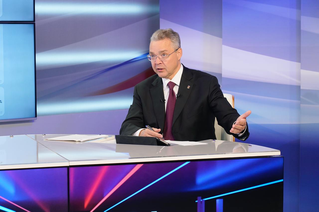 Губернатор Владимиров поручил проконтролировать работу маршруток в Ставрополе Жители Ставрополя продолжают жаловаться на работу общественного транспорта В ходе очередной прямой линии губернатор Владимир Владимиров ответил на обращение гражданина по поводу сбоев в расписании маршрутки 42 Глава региона признал остроту транспортной проблемы которая к сожалению не теряет актуальности По словам губернатора несмотря на обновление автопарка и закупку новых троллейбусов вопросы пассажирских перевозок в Ставрополе требуют более оперативного решения В ближайшее время планируется передать полномочия по управлению городским транспортом на муниципальный уровень Это решение должно помочь местным властям быстрее реагировать на возникающие проблемы По маршруту 42 будет проведена специальная проверка Специалисты оценят работу перевозчика и проконтролируют количество выходящих на линию машин Губернатор подчеркнул необходимость постоянного мониторинга ситуации а не только во время прямых линий