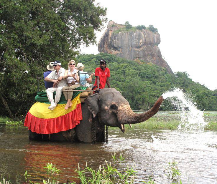 На Бали полностью запретили катание туристов на слонах На острове официально закрыли одно из самых спорных туристических развлечений прогулки на слонах Последним от этой практики отказался Mason Elephant Park после чего Бали стал территорией без слоновьих катаний Запрет введён в рамках циркуляра 6 Минлесхоза Индонезии принятого в 2025 году Документ требует прекратить любые демонстрационные программы с участием слонов содержащихся в неволе За нарушение жёсткие санкции вплоть до лишения лицензии Mason Elephant Park в районе Таро позиционирует себя как приют для суматранских слонов и содержит 27 спасённых животных Ранее в парке утверждали что контролируемые прогулки не вредят слонам и помогают финансировать уход но регулятор эту аргументацию не принял Ранее с 1 января 2026 года от катаний отказался Bali Zoo затем и другие площадки В итоге Бали стал первым регионом Индонезии полностью перешедшим к более этичному формату взаимодействия с животными uletet 1