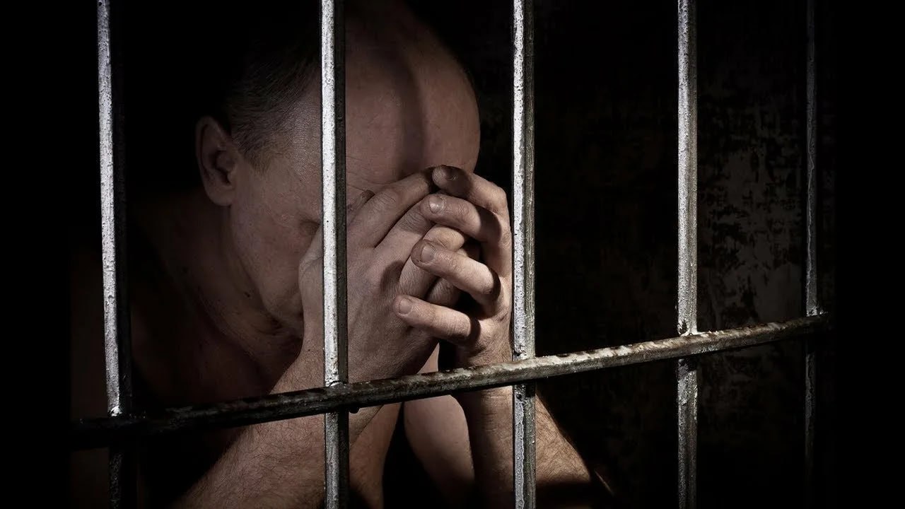 В Ставрополе мать отсудила 700 тыс. рублей морального вреда за похищение дочери Гражданина признали виновным в похищении человека. Суд назначил ему 6 лет колонии строгого режима и обязал выплатить моральный вред в размере 700 тыс. рублей. Отдавать долг подсудимый не спешил, а потому к делу подключились судебные приставы. Они арестовали машину должника и запретили проводить регистрацию с недвижимостью. Деньги на погашение сразу же нашлись, рассказали в УФССП по краю. Подробности похищения дочери судебные приставы не приводят. В курсе Новости Ставрополья предложить новость