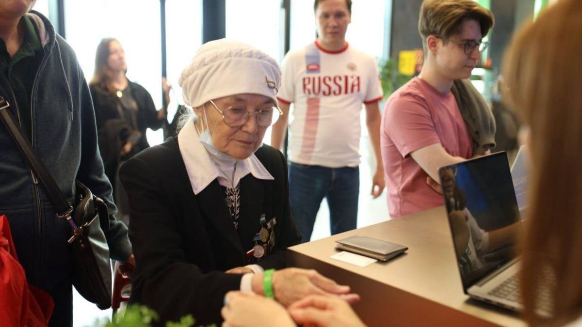 Судя по всему у российских пенсионеров есть перспективы в IT сфере В Уфе 78 летняя студентка поступила в сберовскую Школу 21 До выхода на заслуженный отдых Минигуль Масагутова работала химиком на заводе потом увлекалась шахматами а недавно послушала сына и рискнула получить новую профессию да еще в одной из самых востребованных сфер Даже если ученица потом не пойдет работать программистом для сохранения когнитивных способностей это очевидный плюс К тому же общение с молодежью заряжает в кампусе она получила прозвище IT нэнэйка И это на самом деле обнадеживающий пример