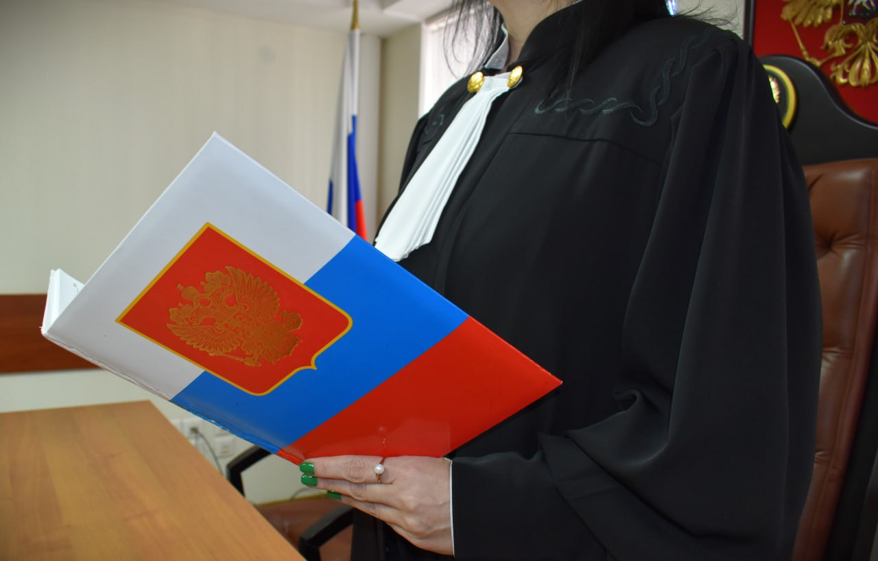 Кассация подтвердила законность обращения в доход государства имущества бывшего начальника уголовного розыска Анапы и его семьи Четвертый кассационный суд общей юрисдикции рассмотрел кассационную жалобу адвокатов в интересах бывшего начальника отдела уголовного розыска УМВД России по Анапскому району а позже оперуполномоченного отдела в г Новороссийске управления по борьбе с организованной преступностью Игоря Нехаенко и его близких родственников об обращении в доход Российской Федерации их имущества и взыскании денежных средств в отношении которых не представлены доказательства их законного приобретения Напомним в декабре 2024 года Краснодарский краевой суд осудил бывшего полицейского участника банды Зиринова и Эйраняна который использовал своё служебное положение для сбора информации о жертвах нападений с целью совершения убийств активно участвовал в подготовке преступлений и помогал членам банды избегать уголовного преследования Советский районный суд г Краснодара при поддержке суда апелляционной инстанции по иску заместителя Генерального прокурора Российской Федерации обратил в доход государства имущество Нехаенко и его семьи По сведениям надзорного ведомства земельные участки объекты недвижимости дорогостоящие автомобили бывшего полицейского и его близких родственников на общую сумму около 250 миллионов рублей были приобретены на доходы законность которых не подтверждена Адвокаты ответчиков обратились в суд кассационной инстанции с требованием отменить решения предыдущих инстанций ввиду выявленных нарушений материальных и процессуальных норм ошибок в оценке фактов и пропуска прокурором срока исковой давности Кассационный суд признал эти доводы необоснованными и оставил ранее принятые судебные акты в силе Дело 88 13951 2025 судебная практика гражданская коллегия kas4