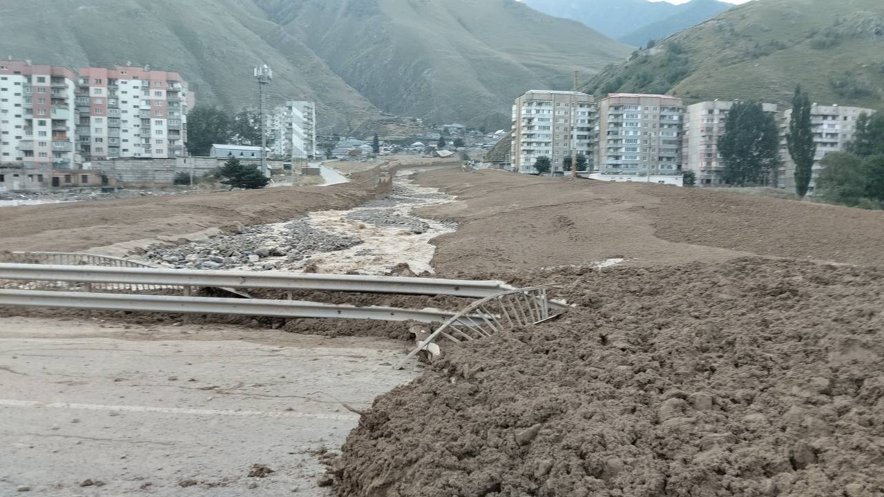 3000 человек остались без воды в Тырныаузе. Еще 342 эвакуировали  Администрация вновь организовала подвоз воды, а службы скоро начнут расчищать дороги.   Выехать из города можно по объездной дороге через территорию завода «Гипсолит» только со стороны Приэльбрусья, сообщает МЧС по КБР.