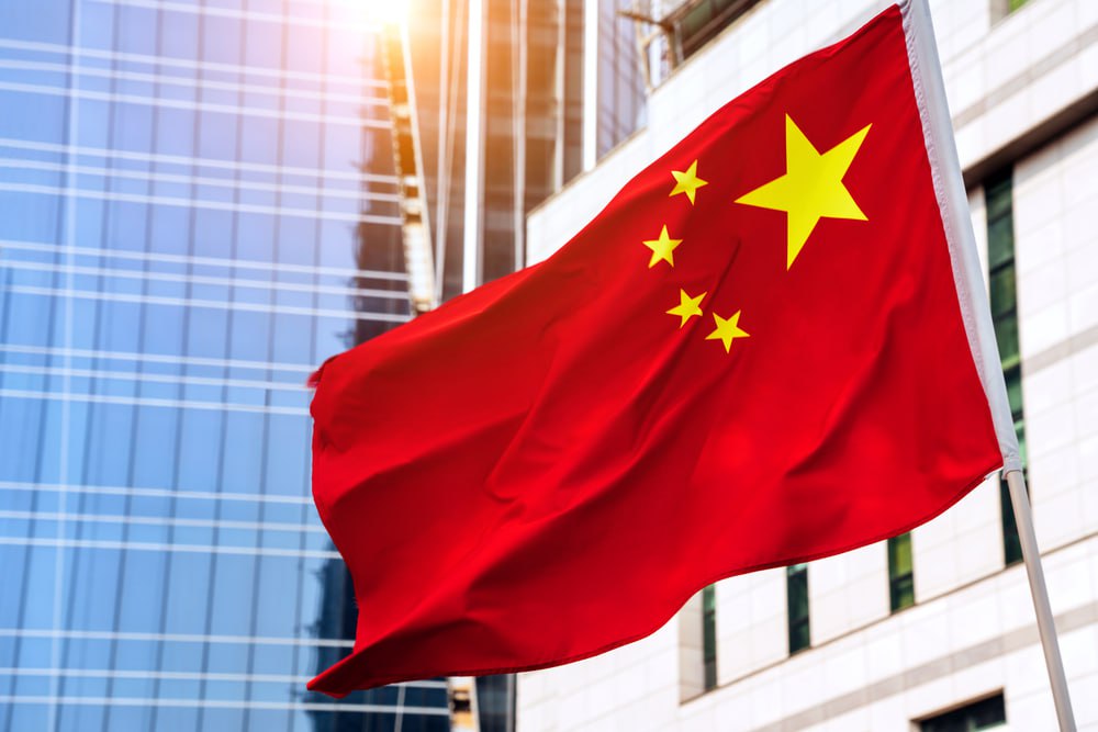 Китай в 2025 году нарастил экспорт редкоземельных металлов на 12 9 до рекордных 62 58 тыс тонн следует из данных Главного таможенного управления КНР Стоимость поставок выросла на 4 6 и достигла 511 4 млн несмотря на ужесточение экспортного контроля введённое Минкоммерции в октябре Декабрьский объём составил 4 39 тыс тонн на 20 меньше ноября что связано с сезонным спадом и корректировкой квот после обещаний Пекина не трогать гражданские цепочки поставок Для сравнения в 2024 году Китай экспортировал 55 4 тыс тонн REO на 488 79 млн Таким образом КНР сохраняет статус глобального крана редкоземельных металлов более 60 мирового экспорта по прежнему идёт из китайских портов что оставляет рынок в зоне геополитического влияния Пекина несмотря на западные попытки диверсификации