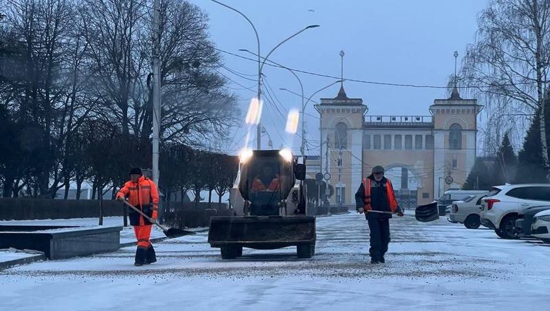 Коммунальщики и спасатели Ставрополя перешли в режим повышенной готовности  В ликвидации последствий стихии задействованы 165 человек и 93 единицы техники от экстренных служб. Ещё 106 коммунальщиков и 69 спецмашин расчищают улицы от снега.  Всего за сутки в ЕДДС поступило уже 36 заявок. Из них 13 — из-за упавших веток и деревьев или угрозы их падения. В горадминистрации заявляют, что все поступившие заявки отработаны, деревья распилены и вывезены.  Кроме того, горожане 18 раз сообщали о провисании и обрыве проводов и пять раз - о падении или угрозе падения с высоты посторонних предметов. Также за сутки четырежды наблюдались нарушения электроснабжения из-за отключения фидеров.  Ночью сотрудники коммунальных служб боролись с последствиями снегопада, обрабатывали дороги противогололёдной смесью, чистили проезжие части и остановки. Сейчас на автодорогах также ведётся уборка снежной каши.