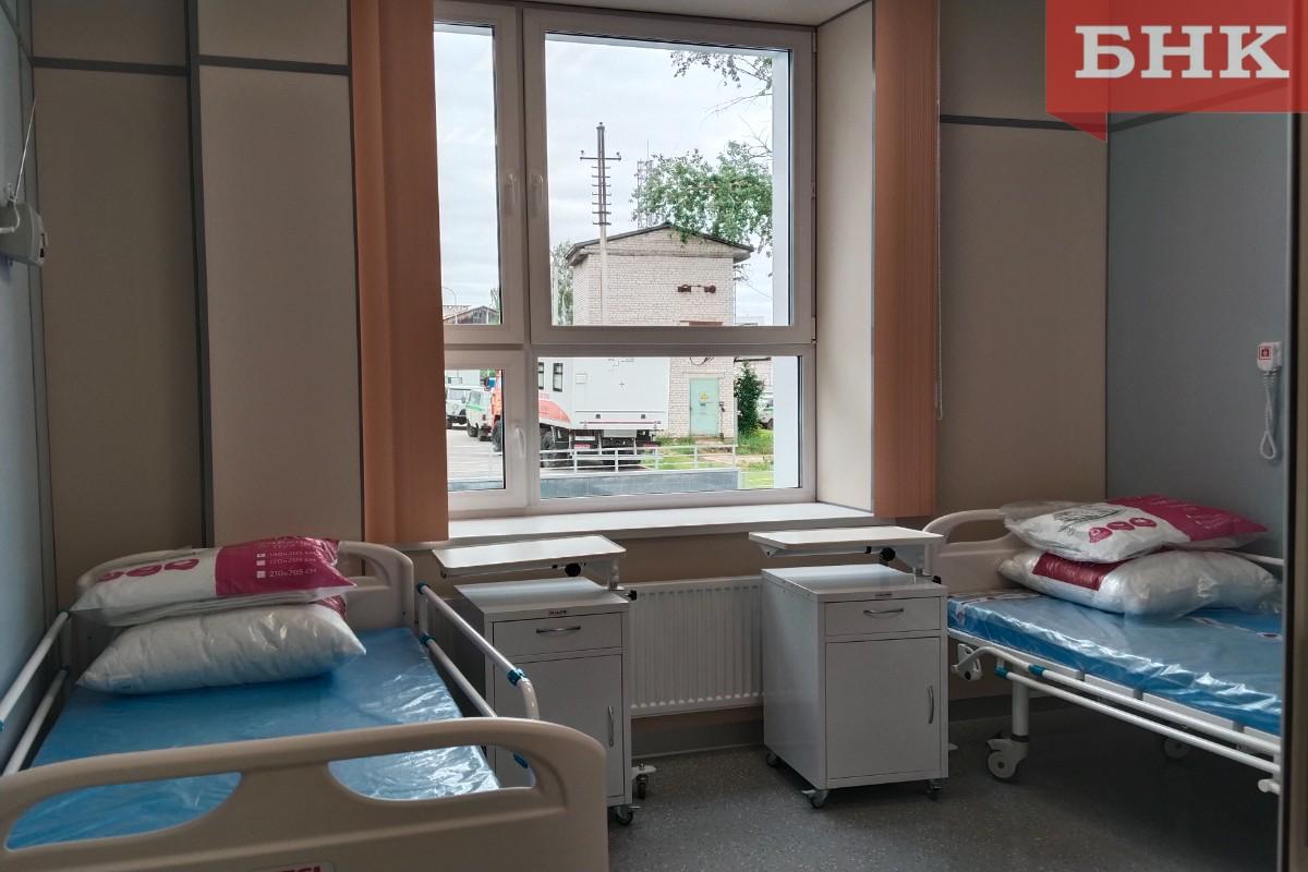 В Визинге открыли новый лечебный корпус районной больницы В сысольском селе 17 июня распахнул двери долгожданный лечебный корпус ЦРБ. Он построен на замену зданию 1958 года постройки, которое являлось наиболее ветхим в сети стационаров лечебных учреждений региона. Старый больничный корпус планируют снести. Как пояснил главврач Сысольской ЦРБ Владимир Носков, предварительные подсчеты показали, что на эти цели потребуется около трех миллионов рублей. В дальнейшем там намерены создать зону для отдыха пациентов.