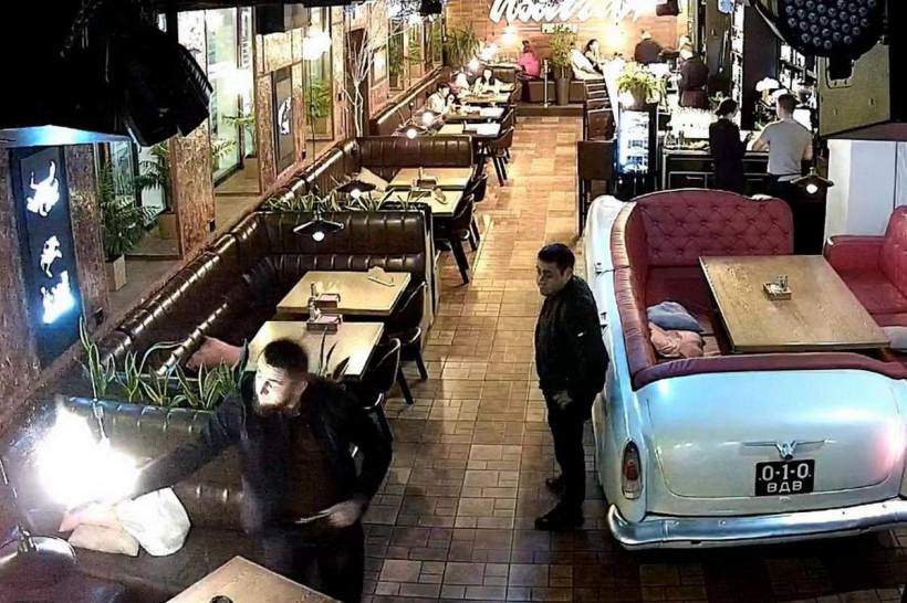 Из ресторана за решетку ссора на свидании переросла для благовещенца в тюремный срок 33 летний мужчина решил устроить романтический вечер в ресторане Иволга но всё пошло не по плану разговор влюбленных перерос в шумную перепалку В пылу конфликта мужчина достал сигнальный пистолет и выстрелил прямо около девушки Громкий хлопок и яркая вспышка в ресторане напугали остальных гостей в зале При задержании правоохранители обнаружили у мужчины мефедрон Суд приговорил амурчанина к 2 5 года колонии строгого режима за хулиганство со стрельбой и хранение наркотиков Также суд конфисковал в доход государства 57 тысяч рублей стоимость телефона с помощью которого были приобретены наркотики ampravda