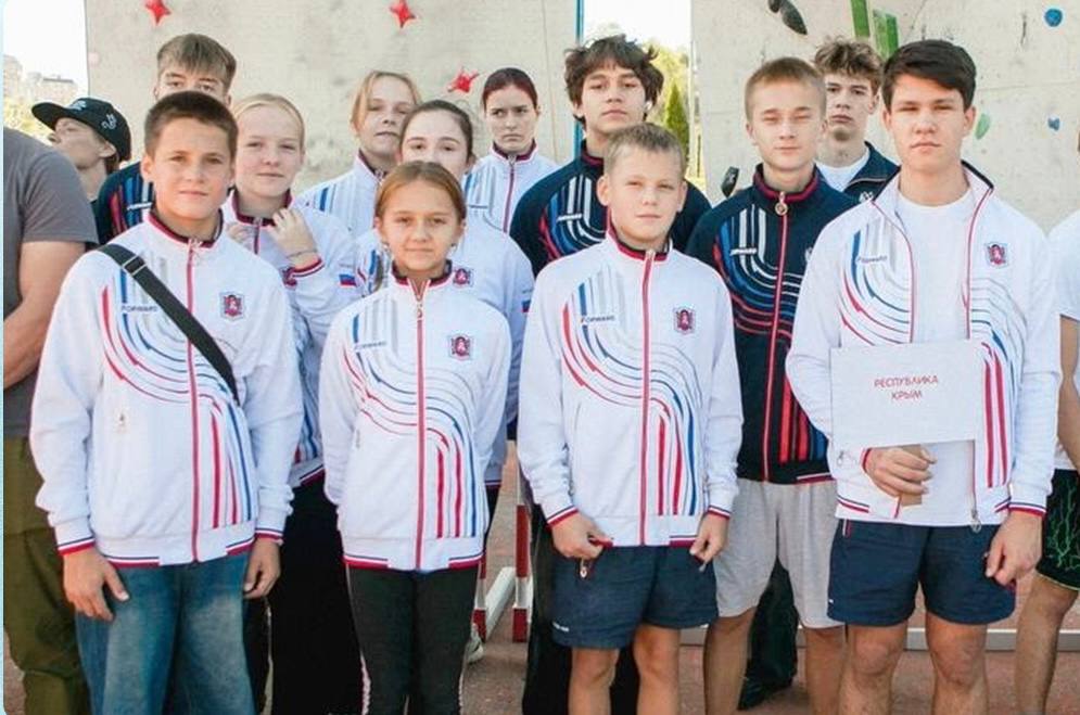 У сборной Крыма 9   медалей чемпионата и первенства ЮФО по скалолазанию В Кисловодске прошли соревнования где свои навыки демонстрировали 300 лучших спортсменов из 11 регионов По итогам турнира сборная Крыма завоевала 9 наград разного качества 4 золотых медалей 2 серебряных награды 3 бронзовых знаков отличия В общекомандном зачёте крымские спортсмены на третьем месте   Федерация скалолазания Республики Крым crimea24 sport