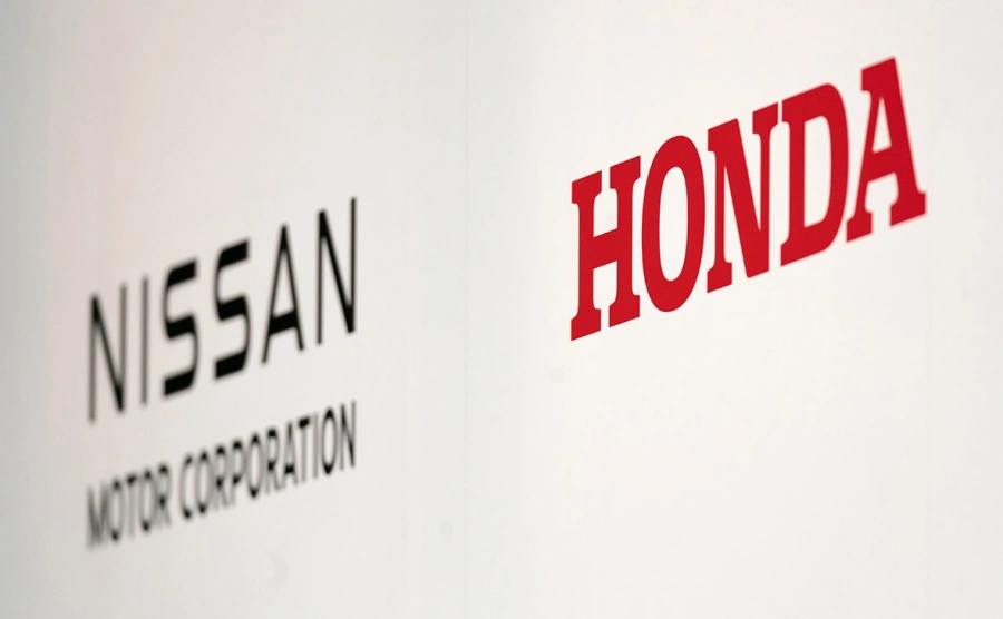 Nissan может стать дочерней компанией Honda  Honda Motor Co. обратилась к Nissan Motor Co. с предложением стать ее дочерней компанией, передает агентство Kyodo со ссылкой на источники, знакомые с ситуацией.  По словам собеседников агентства, это «стало бы серьезным изменением» их плана по слиянию в холдинг.  В декабре 2024 года автопроизводители сообщили о начале переговоров по слиянию в холдинг в 2026 году, при этом каждая компания планировала работать под своим брендом. Детали этого плана Honda и Nissan хотели объявить в конце января, однако позднее перенесли сроки на середину февраля.     -канал Autonews