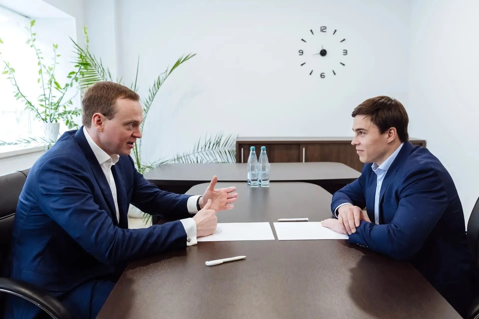 Встретился с президентом Федерации фиджитал спорта вице президентом Федерации спортивной гимнастики России олимпийским чемпионом Никитой Нагорным Обсудили развитие спорта в Рязанской области в целом и отдельно фиджитал направления Сегодня такие форматы особенно востребованы у молодёжи они объединяют классический спорт и цифровые технологии и вовлекают в занятия всё больше ребят В регионе уже работает федерация проходят турниры подключаются школы колледжи и вузы Будем и дальше развивать это направление искать новые форматы и привлекать молодёжь Важно чтобы как можно больше жителей независимо от возраста могли заниматься физкультурой и спортом Уже готовимся к проведению большого фестиваля ГТО этой весной
