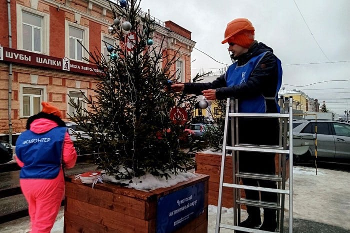 В Кирове ищут площадку для выставки ёлочных украшений, сувениров и изделий мастеров народных промыслов со всей страны. По словам Алексея Чепцова, это будет первая в России подобная выставка.    Все регионы — участники фестиваля «Город добрых соседей», который проходил летом 2024 года, — привозили с собой подарки, поздравляли Киров с юбилеем. А для фестиваля новогодних елей все без исключения регионы России направляли уникальные елочные украшения. В экспозиции, которую мы планируем создать, эти подарки и елочные игрушки будут объединены, наша выставка станет воплощением самобытности и культуры разных уголков России, — сказал руководитель Центра.